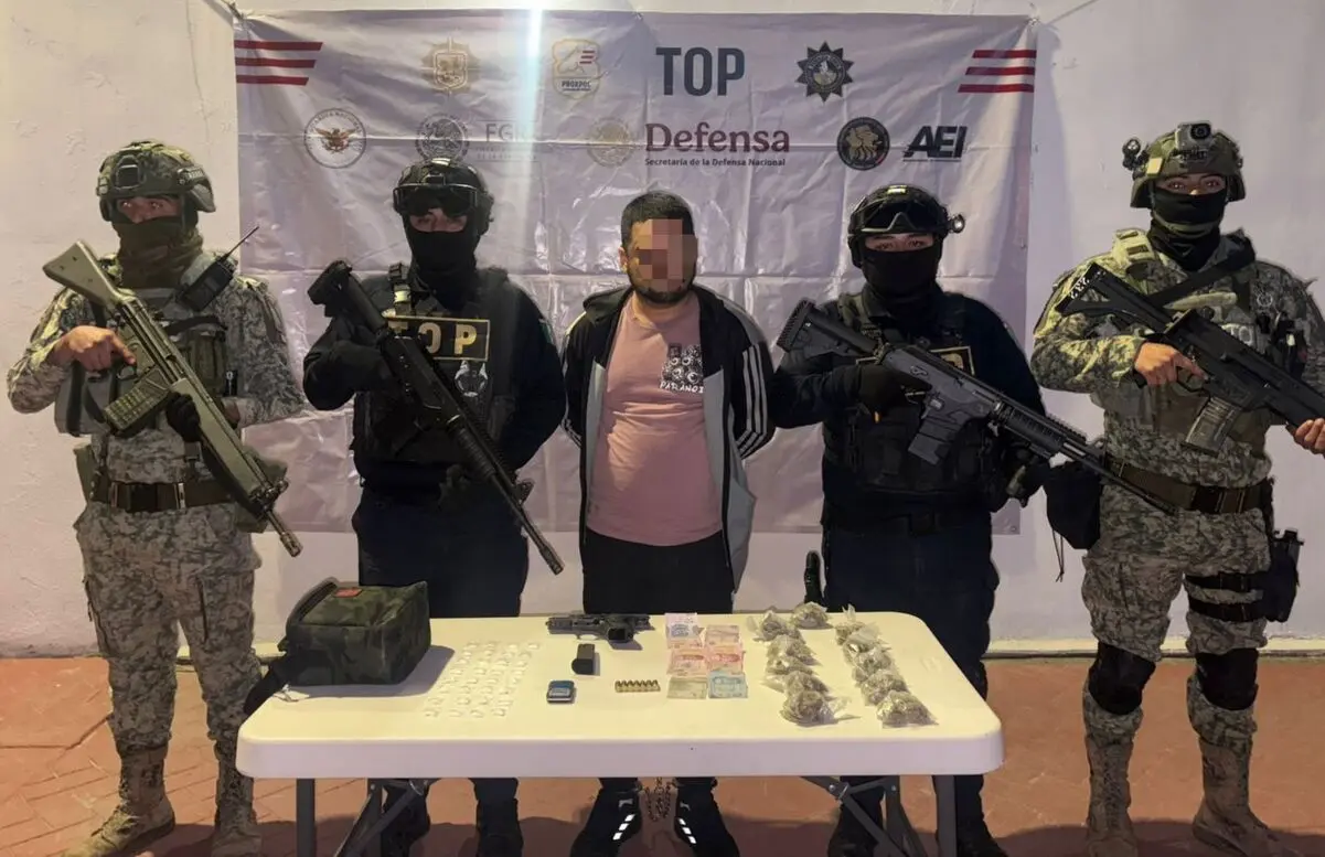 Elementos de seguridad al presentar al detenido que llevaba la droga, cartucho y arma. Foto: Secretaría de Seguridad Ciudadana de Escobedo.