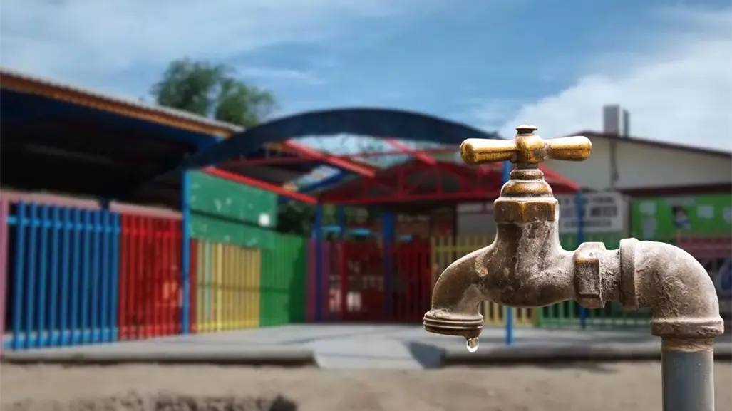 Padres de familia denuncian que Jardín de Niños Hans Christian Andersen en La Paz lleva semanas sin luz ni agua