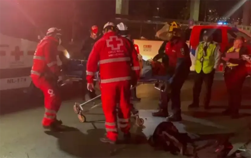 imagen recuadro Paramédicos de la Cruz Roja y Protección Civil de Monterrey en la zona con el motociclista herido. Foto: Protección Civil de Monterrey.