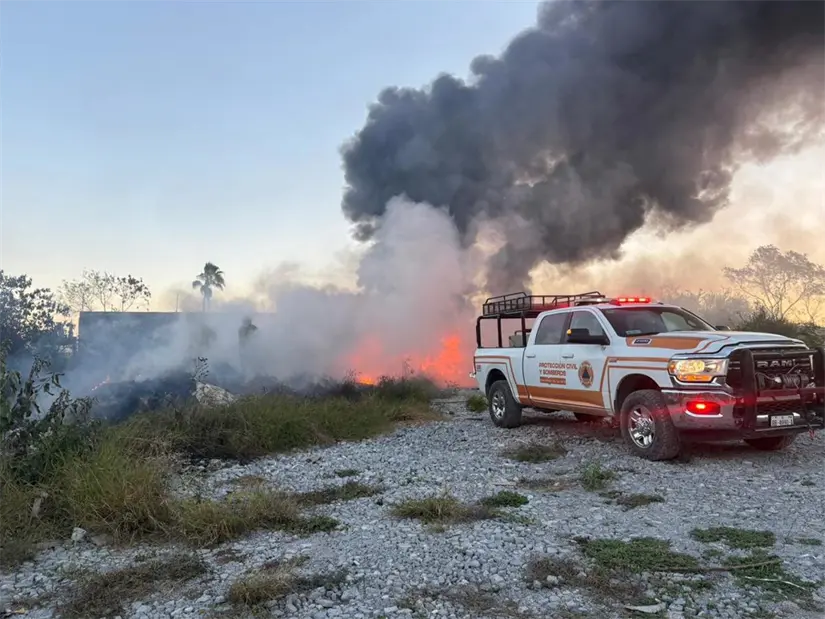 imagen recuadro Elementos de Protección Civil municipal en la zona del incendio. Foto: Protección Civil de Juárez.