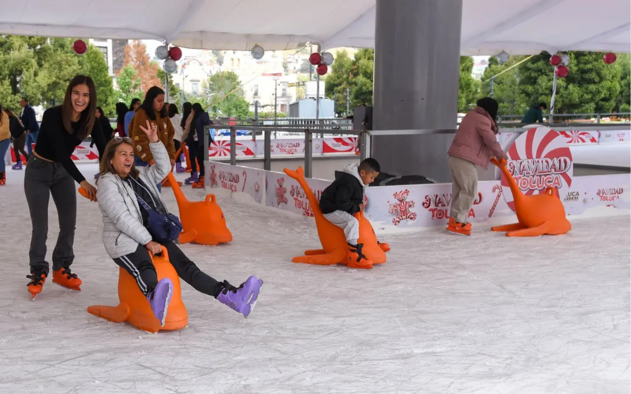 Las pistas de hielo en el Edomex estarán abiertas hasta enero de 2026. Foto: X/ @ELDEBATE (Canva)