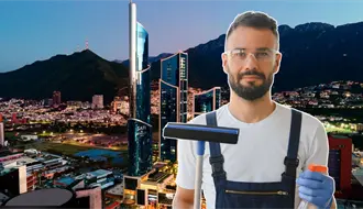 VIDEO I Los trabajadores que cuelgan del cielo: así se limpian los cristales del Hotel Safi