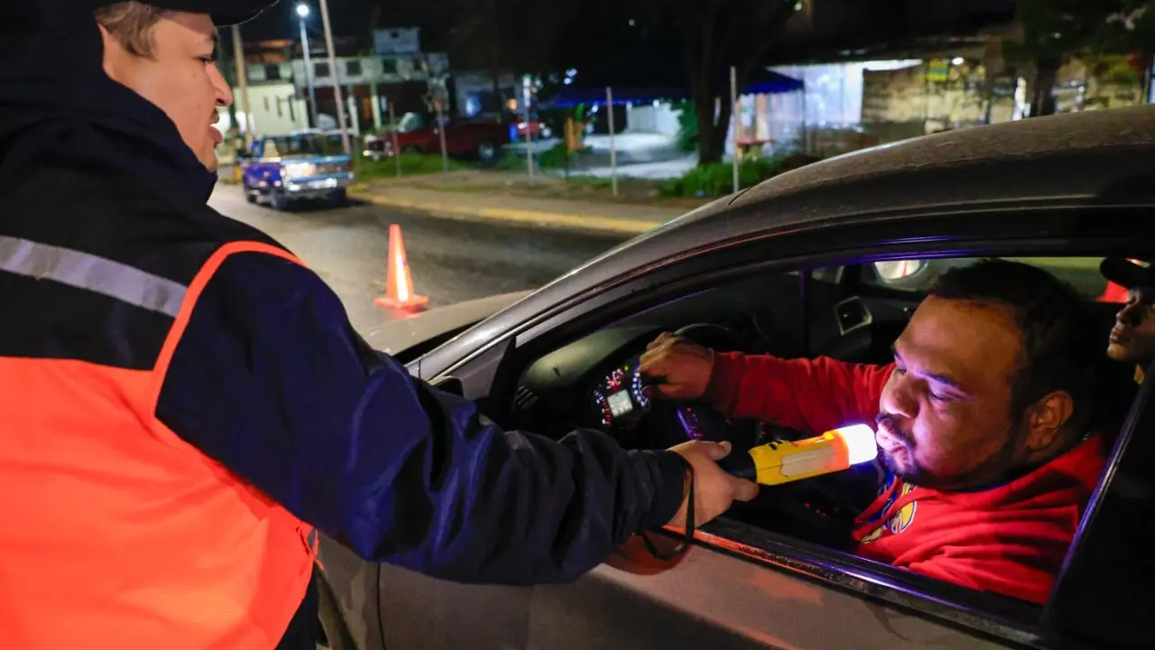 Un agente municipal de Guadalupe y una prueba de alcoholímetro a un conductor. Foto: Gobierno del municipio de Guadalupe