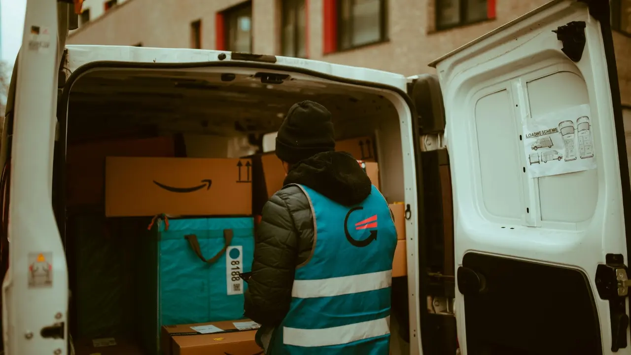 Un hombre con paquetes para repartir. Foto: Canva