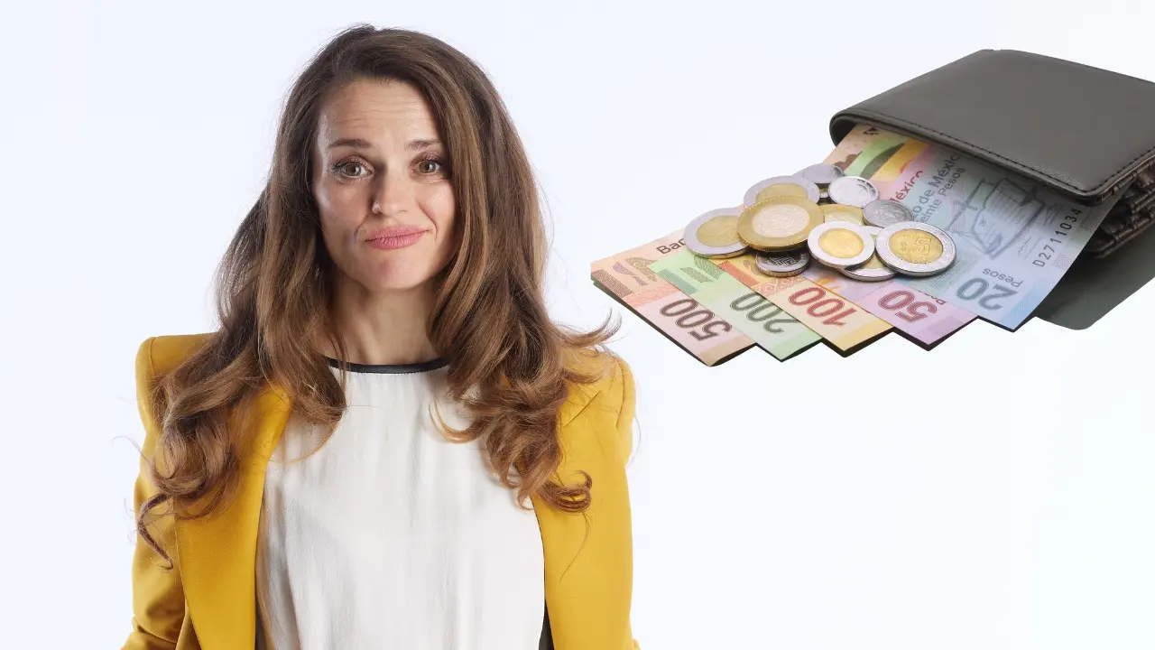 Una mujer y dinero en efectivo. Foto: Canva