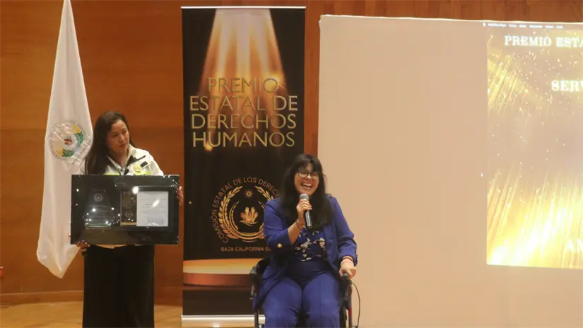 imagen recuadro María Amanda Urbán Domínguez recibe su galardón en la categoría servidoras públicas. Foto: Universidad Internacional de La Paz - Unipaz