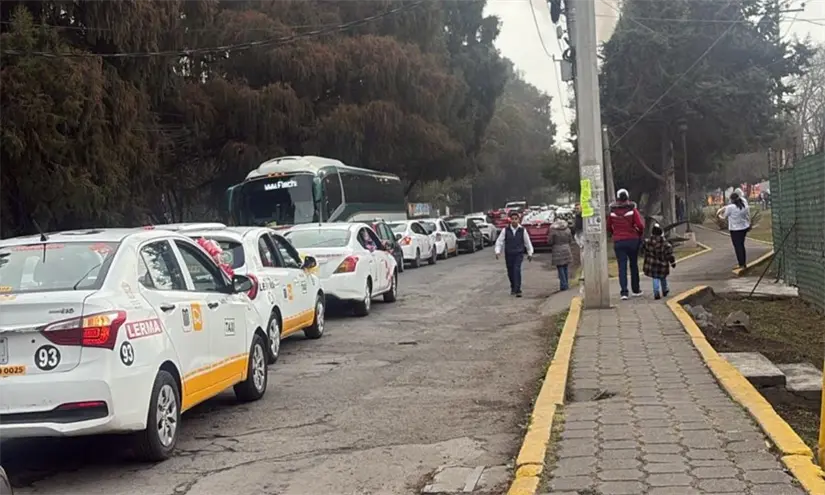 imagen recuadro Testigos indican que un artefacto de pirotecnia presuntamente cayó sobre un taxi cerca de las plazas Outlet de Lerma.