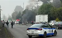 VIDEO | Se incendia taxi en Lerma, Edomex; autoridades ya atienden el incidente VIDEO | Se incendia taxi en Lerma, Edomex; autoridades ya atienden el incidente