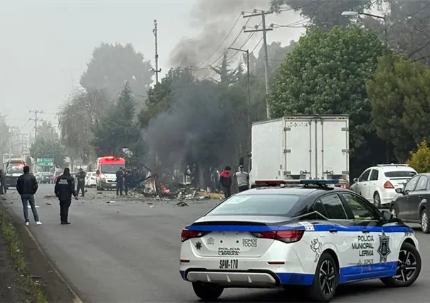 VIDEO | Se incendia taxi en Lerma, Edomex; autoridades ya atienden el incidente