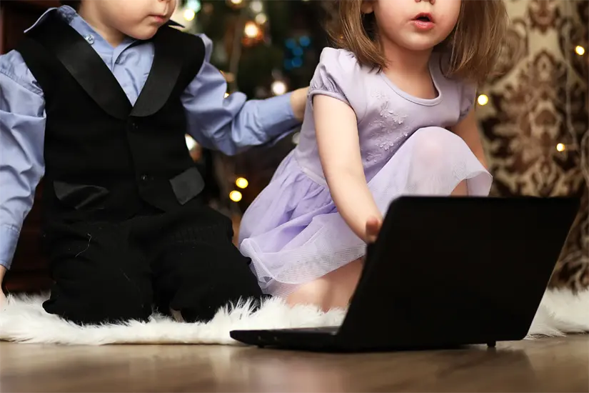 Los padres deben estar alertas durante las vacaciones respecto a la seguridad y el uso de tecnologías por sus hijos. Foto: Canva