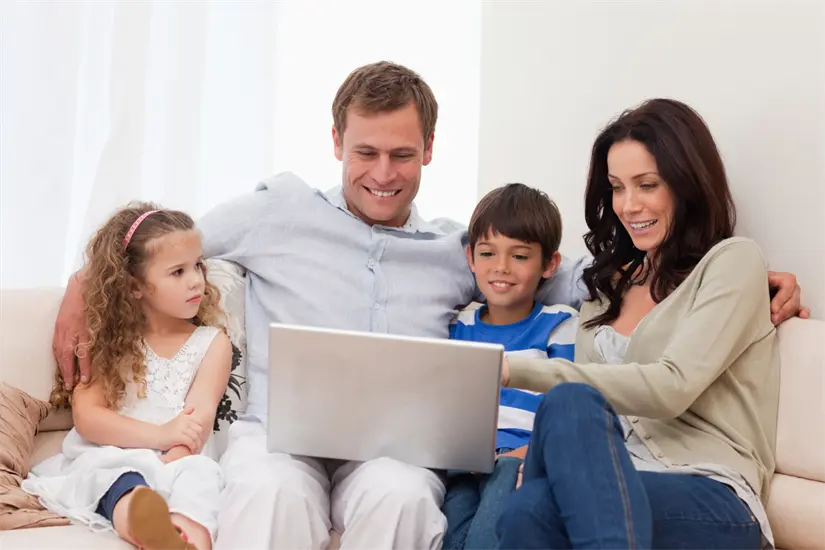 Durante las vacaciones navideñas, es esencial que los padres supervisen el uso que sus hijos dan a internet y redes sociales. Foto: Canva