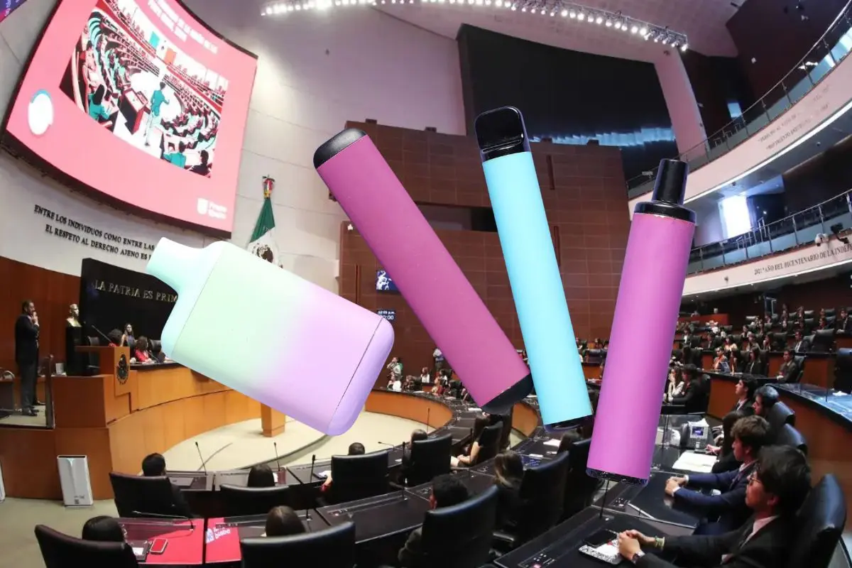 Pleno del Senado de la República y diversos dispositivos de cigarrillos electrónicos y vapeadores. Foto: Comunicación Social del Senado / Canva