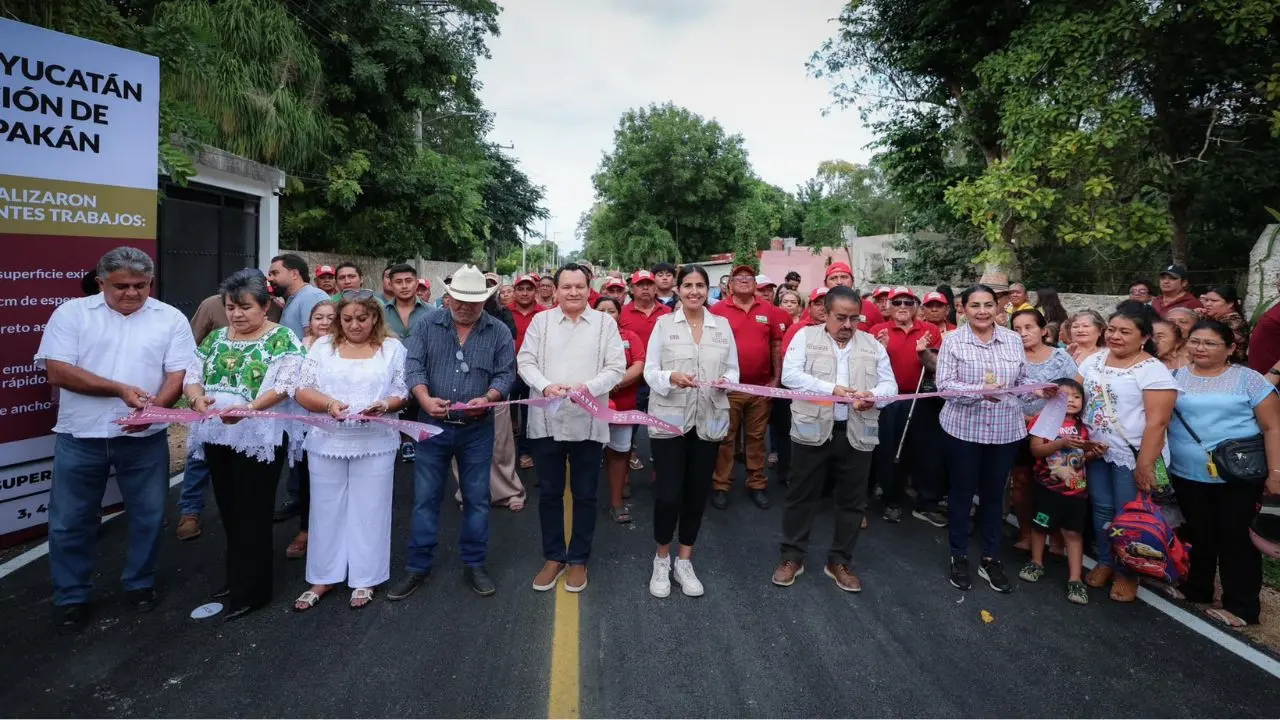 Especto de la entrega de calles nuevas en la comunidad de Tepakán, Yucatán, en ceremonia que estuvo presente el gobernador Joaquín Díaz Mena.- Fuente Gobierno del Estado