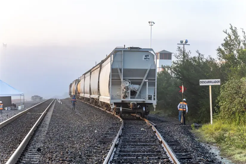 imagen recuadro El documento fija las bases para liberar los terrenos requeridos para vías férreas, patios y terminales del tren Nuevo Laredo–Saltillo. Foto: Carlos García