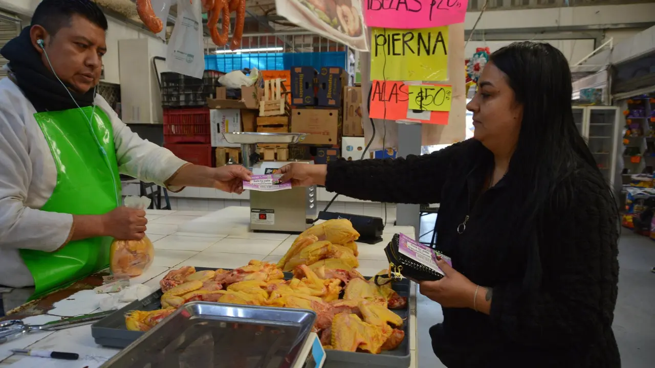 Este apoyo económico beneficia a distintos capitalinos y negocios locales. Foto: X @ClaraBrugadaM