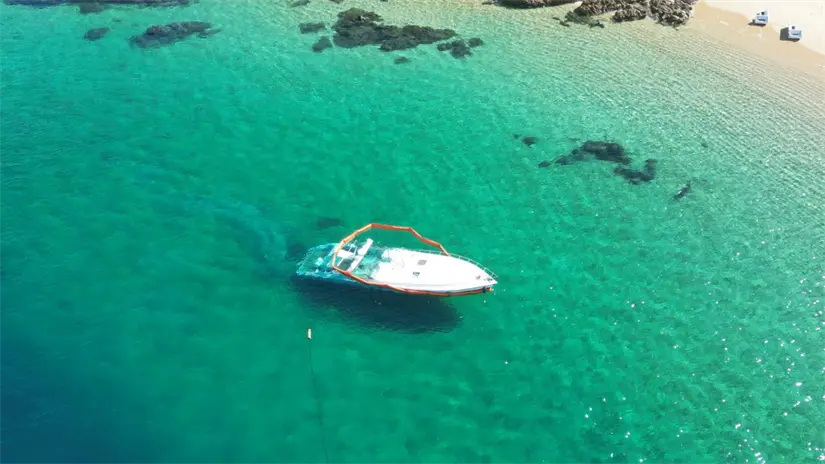 imagen recuadro La embarcación hundida permanece asegurada con una valla de contención para evitar posibles filtraciones al entorno marino. Foto: Cuerpo de Bomberos de Cabo San Lucas