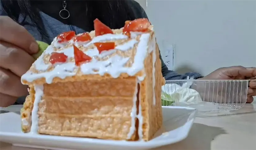 imagen recuadro La innovadora casita de chicharrón está capturando corazones y estómagos en México, convirtiéndose en el fenómeno navideño del momento. Foto: Jorge López