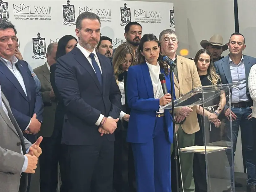 imagen recuadro El alcalde de Monterrey, Adrián de la Garza, encabezó el mensaje de los partidos de oposición. Foto: POSTA.