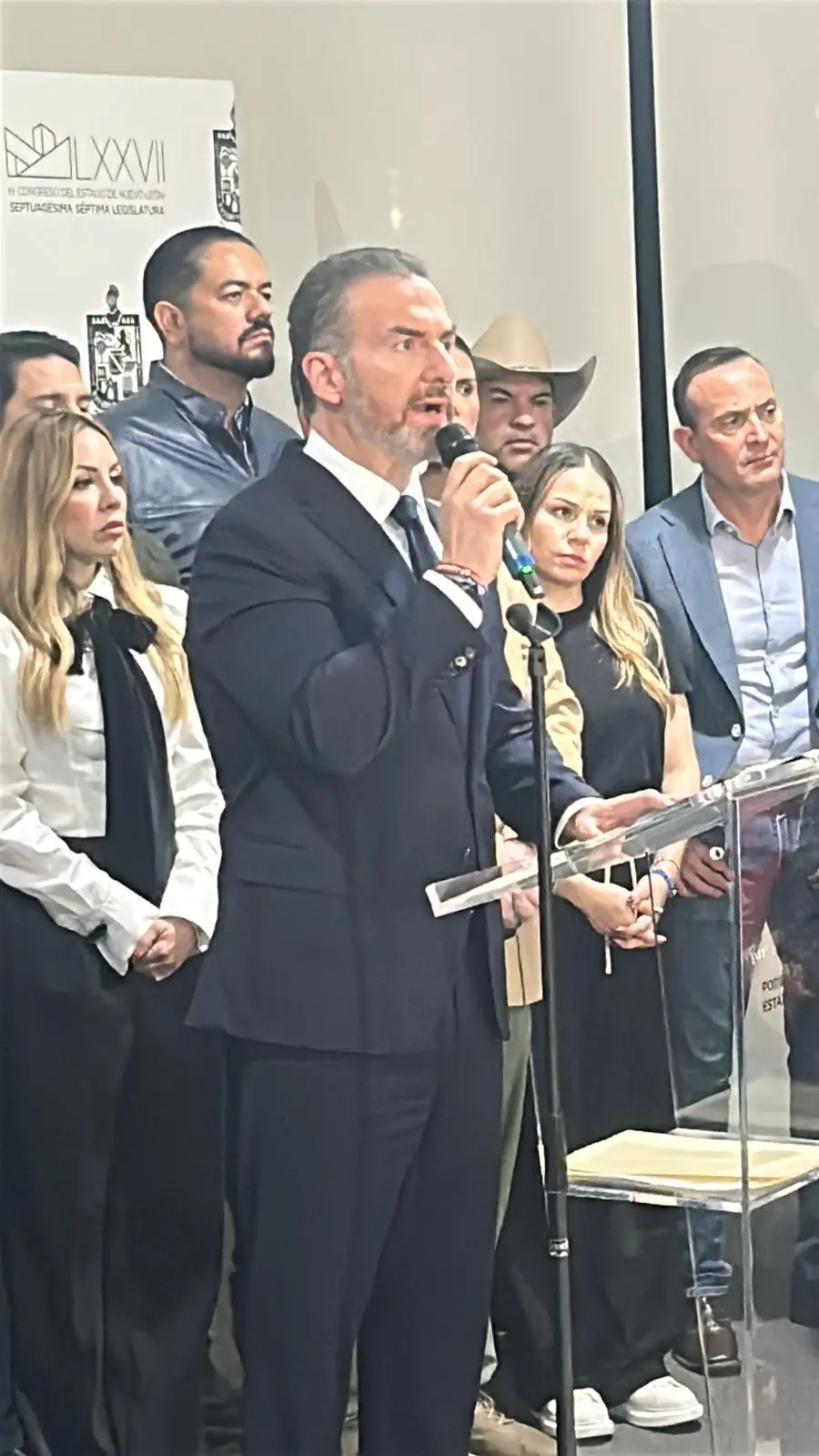 imagen recuadro El alcalde de Monterrey, Adrián de la Garza, encabezó el mensaje de los partidos de oposición. Foto: POSTA.