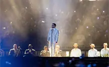 Bad Bunny arranca con éxito su primer concierto en México, ¡sufre caída en el escenario!