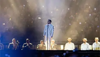 Bad Bunny arranca con éxito su primer concierto en México ¡sufre caída en el escenario!