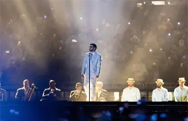 Bad Bunny arranca con éxito su primer concierto en México, ¡sufre caída en el escenario!