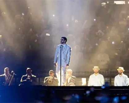 Bad Bunny arranca con éxito su primer concierto en México, ¡sufre caída en el escenario!