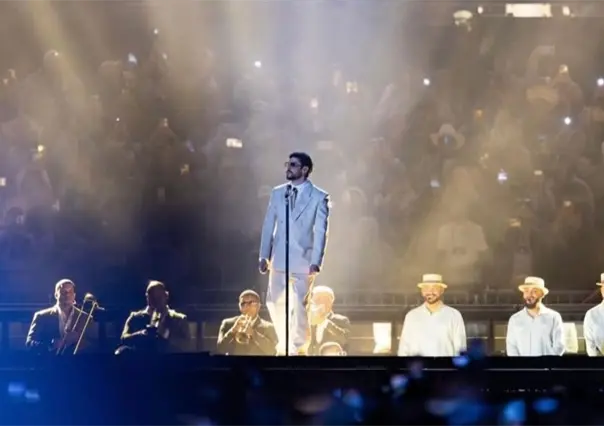 Bad Bunny arranca con éxito su primer concierto en México, ¡sufre caída en el escenario!