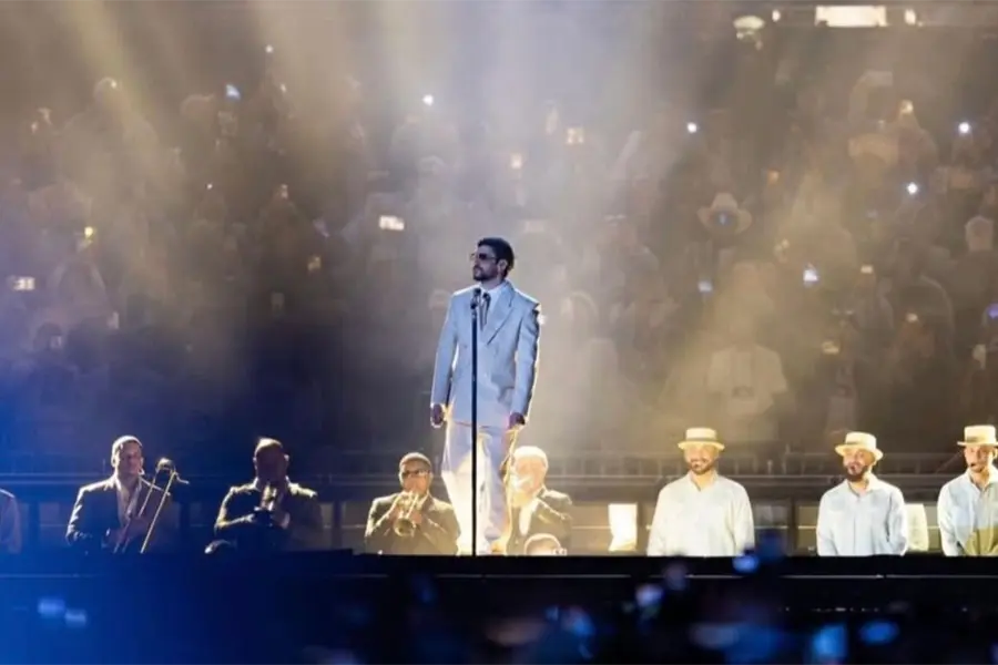 Bad Bunny arranca con éxito su primer concierto en México, ¡sufre caída en el escenario!