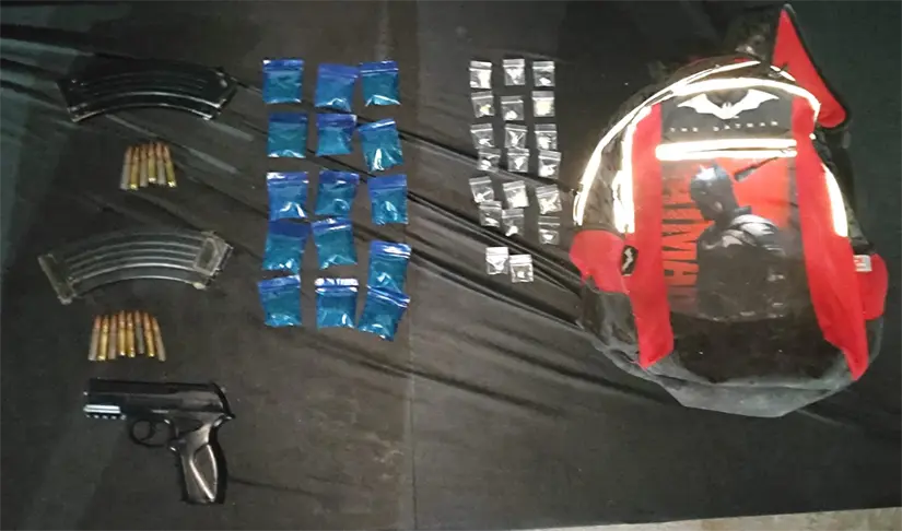 imagen recuadro Cargadores de arma larga, envoltorios de marihuana, dosis de cristal, bolsas de cocaína en piedra Foto: Fuerza Civil