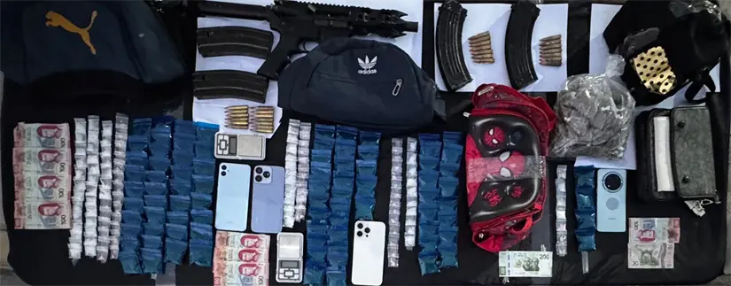 imagen recuadro Armas, cargadores, balas, marihuana y dosis de cristal Foto: fuerza Civil