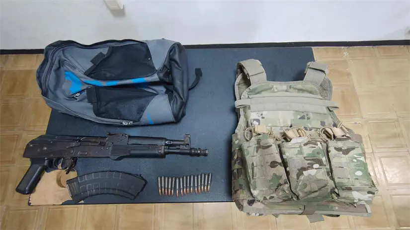 imagen recuadro Chaleco balístico, mochila y un arma Foto: Fuerza Civil