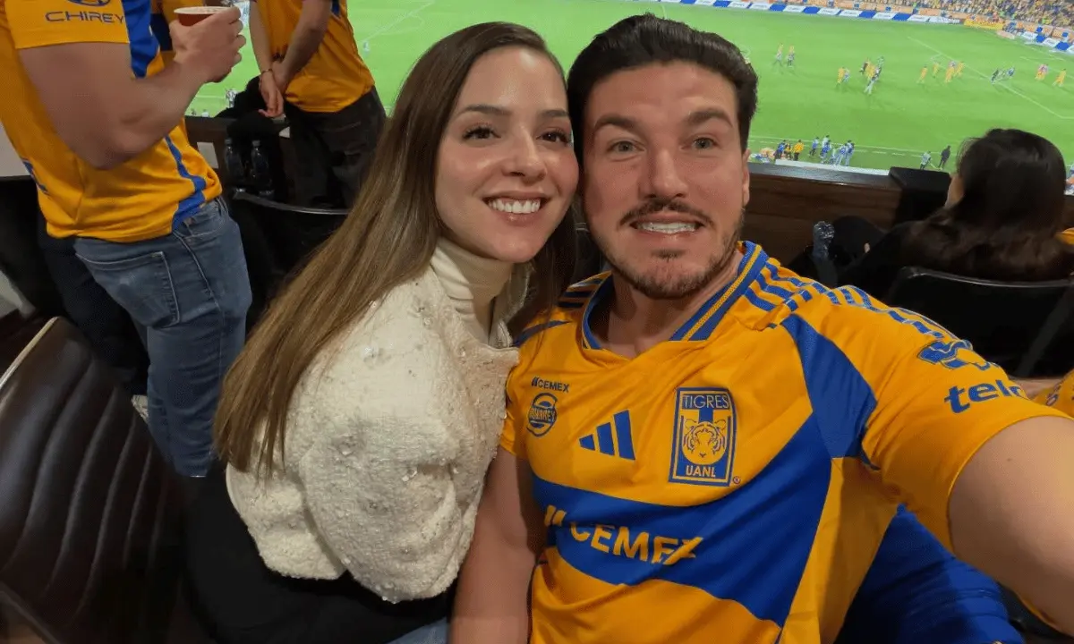 El Estadio Universitario vibró desde el primer minuto, ofreciendo un ambiente que incluso figuras como Samuel García calificaron como “eléctrico”. Foto: Facebook/Samuel GArcía.