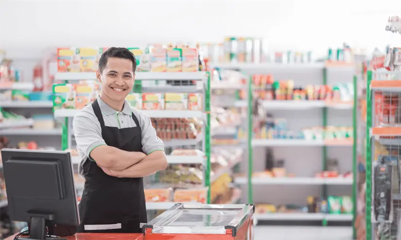 Trabajador en tienda. Foto: Canva