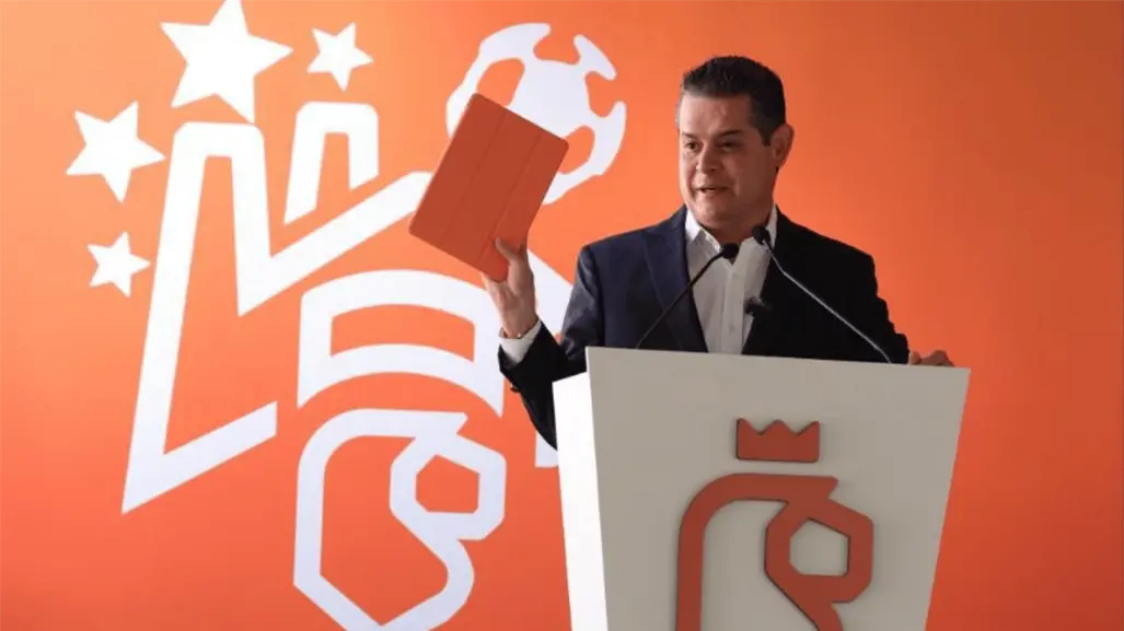 Nuevo León entrega iPads a 270 alumnos sobresalientes en secundaria