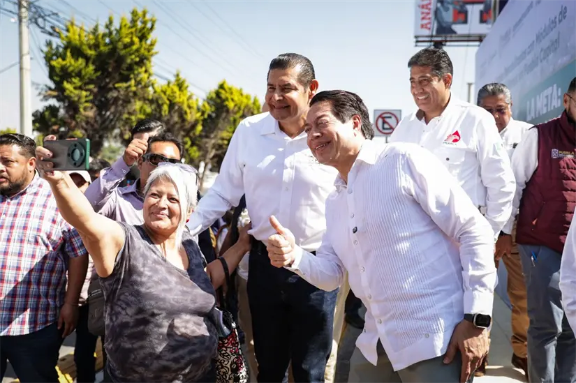 imagen recuadro Alejandro Armenta tomándose una foto con una ciudadana y Mario Delgado, secretario de Educación Pública. Foto: Jafet Moz