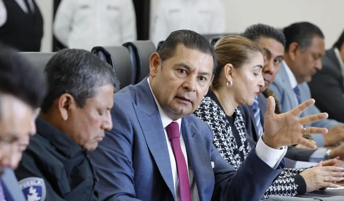 Alejandro Armenta durante Mesa de Coordinación Estatal para la Construcción de Paz. Foto: x (@armentapuebla)