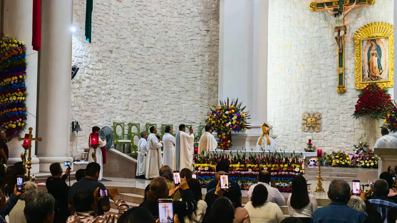 La imagen guadalupana permaneció rodeada de flores y globos aportados por la comunidad. Foto: Héctor Romero / POSTA Baja California Sur
