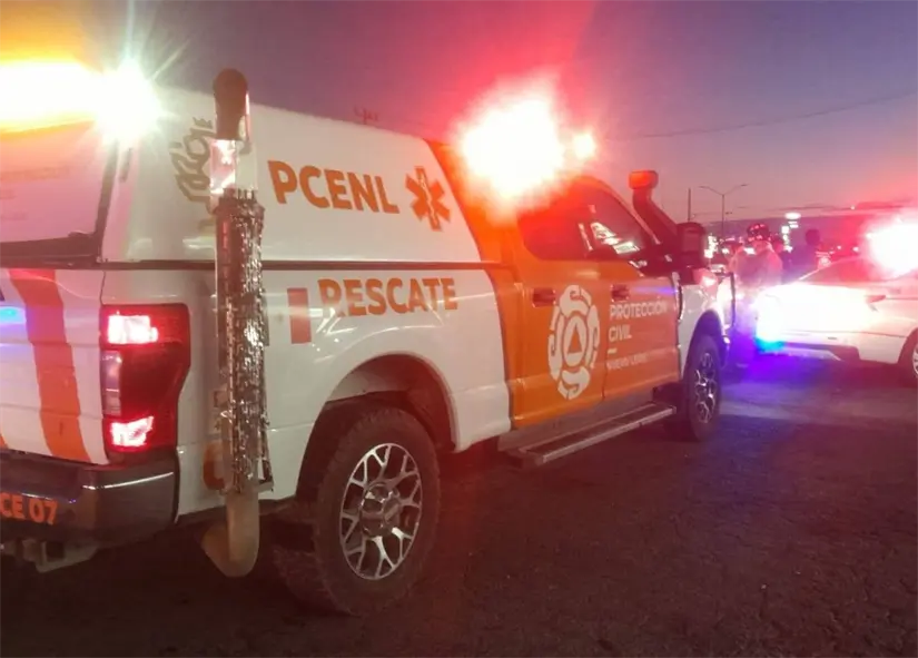 Elementos de Protección Civil de Nuevo León en la zona donde ocurrió el choque. Foto: Protección Civil de Nuevo León.