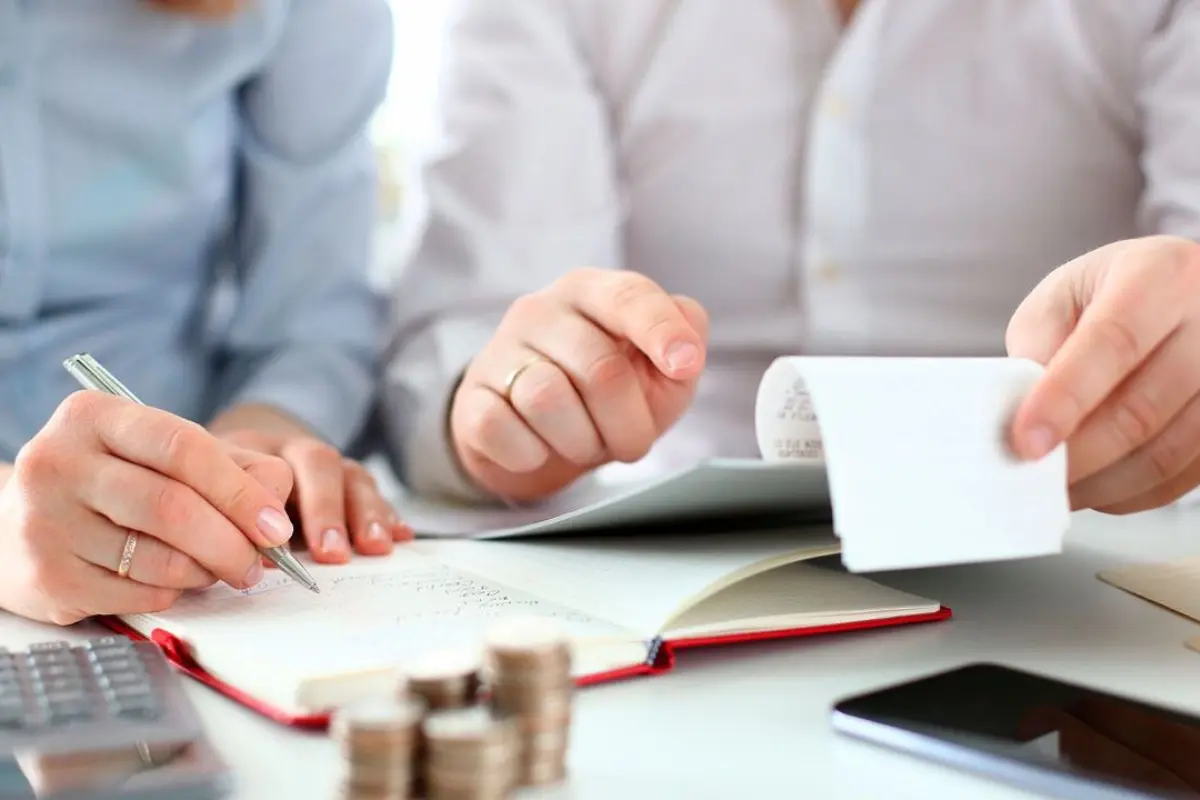 La promesa de un crédito rápido o incluso de un automóvil “de regalo” puede sonar tentadora, sobre todo cuando el dinero hace falta. Foto: Freepik