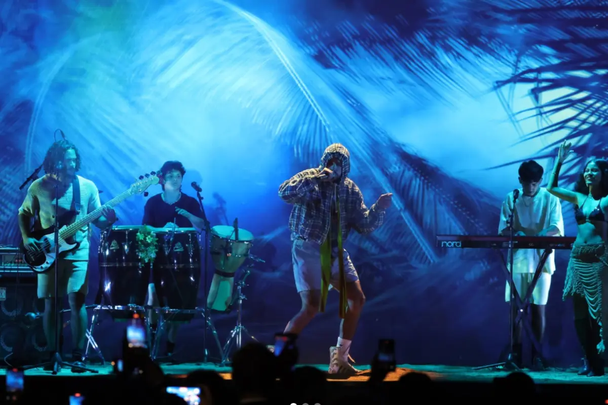 Chuwi, el cuarteto boricua que abre los conciertos de Bad Bunny en CDMX, en plena presentación (Foto: IG @latingrammys / Canva)