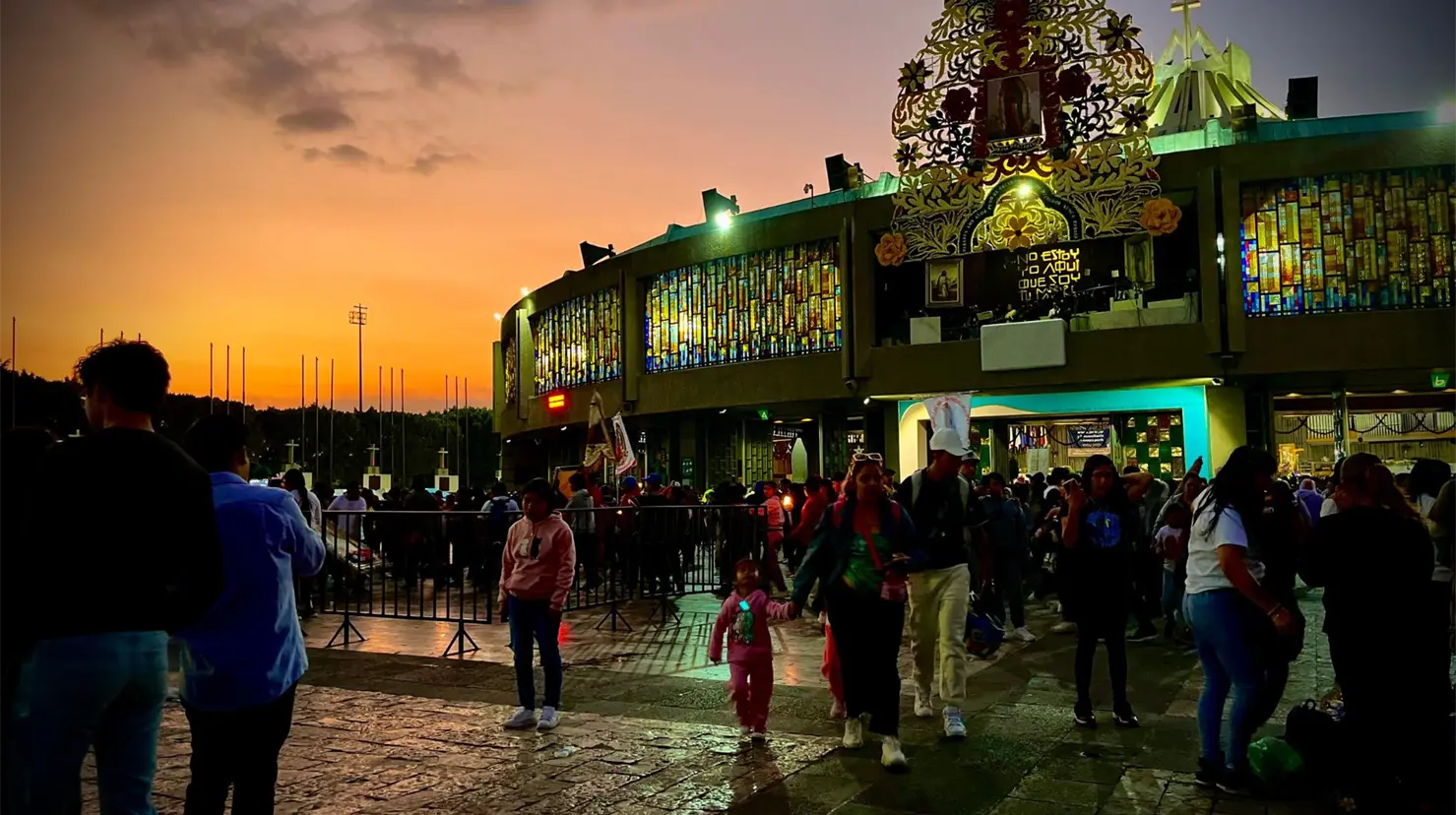 Basílica de Guadalupe en CDMX la noche del 11 de diciembre. Foto: Omar Gómez