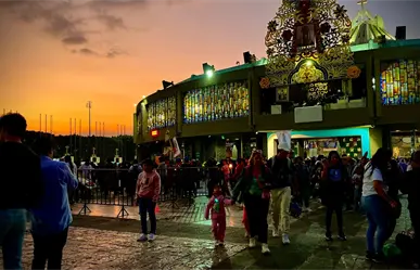Entre rezos y mantas, familias avanzan hacia la Bas&iacute;lica para pedir por sus desaparecidos