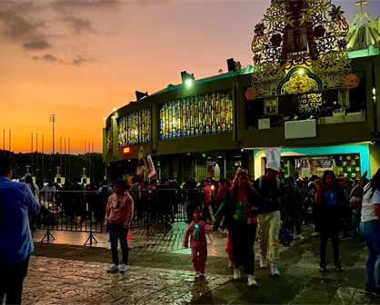 Entre rezos y mantas, familias avanzan hacia la Bas&iacute;lica para pedir por sus desaparecidos