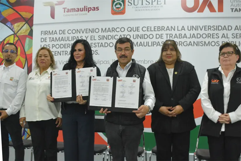Firma de convenio entre autoridades de la UAT y el SUTSPET. Foto: SUTSPET