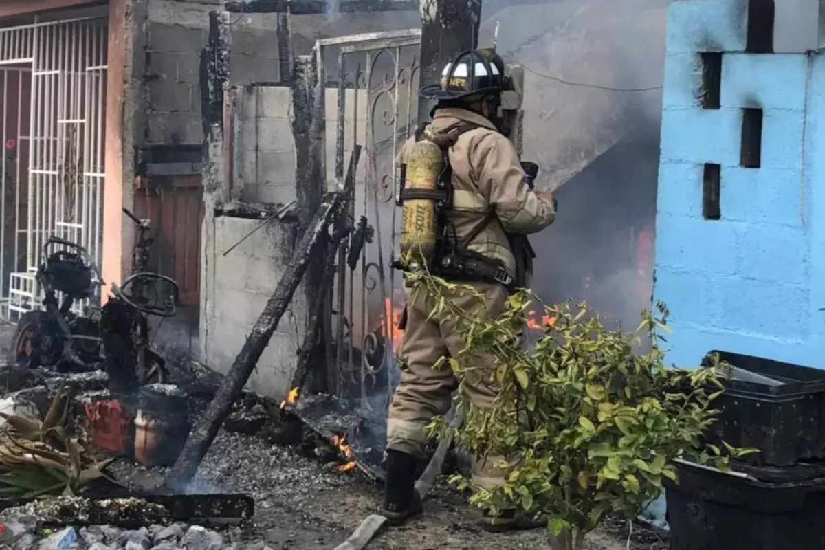 La labor de cuerpo de Bomberos de Matamoros fue reconocida tras un heroico rescate durante un incendio. Foto: Carlos García