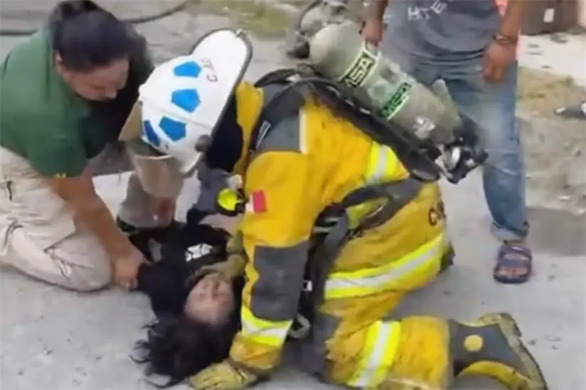 imagen recuadro Los elementos del cuerpo de Bomberos lograron rescatar a una menor. Foto: Carlos García