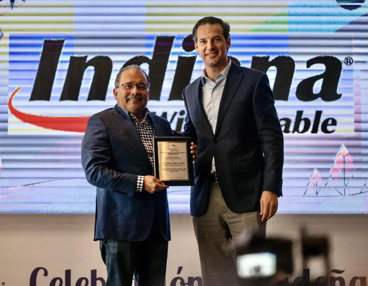 El alcalde de Escobedo, Andrés Mijes, recibe un reconocimiento por parte de la la Cámara Nacional de la Industria de Desarrollo y Promoción de Vivienda (CANADEVI) Nuevo León por ser el único municipio en contar con el 100% de sus trámites de Desarrollo Urbano en línea brindando así procesos más agiles. Foto: Facebook Andrés Mijes