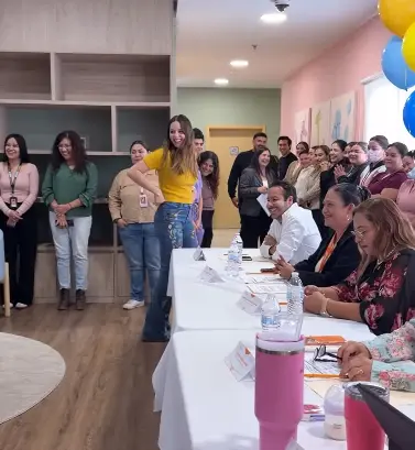 Autoridades, trabajadores, cuidadoras del DIF Capullos Foto: Captura de pantalla Mariana Rodríguez
