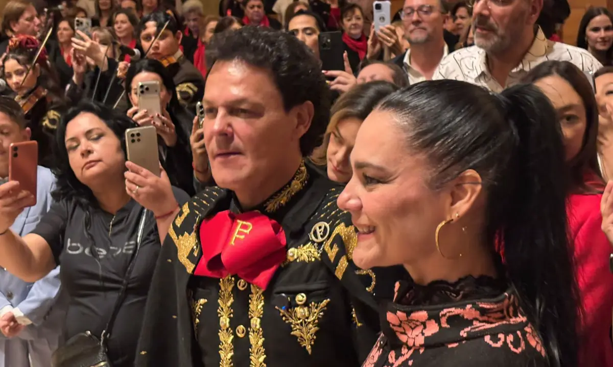 El cantante Pedrito Fernández entró acompañado de su familia y el mariachi, en donde cantaron “Las Mañanitas”. Foto: POSTA.